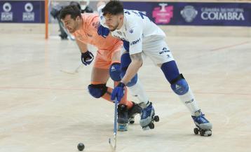Edu Lamas defiende a Carlitos Ramos en el Porto-Barcelos de las semifinales de la Final a Ocho de la Champions