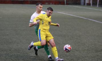 Un jugador del Maravillas protege el balón durante el partido ante el Ciudad Jardín
