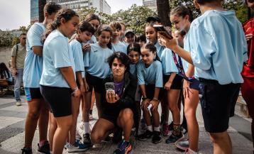 María Pérez se hace un selfie con los niños que acudieron a su materclass en los Jardines de Méndez Núñez