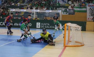 Bruno Saavedra bate a Arnau Martínez en el primer partido de la final del playoff disputado entre el Liceo y el Igualada