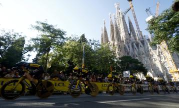 Vingegaard y el Team Visma a su paso por la Sagrada Familia