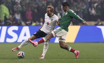 Kane controla el balón en el México-Inglaterra