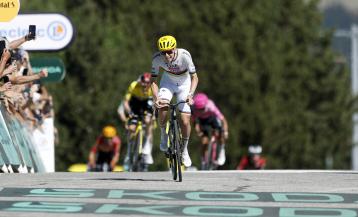 Tadej Pogacar fue el más potente en el sprint final para hacerse con la victoria de etapa