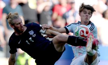 Tim Ream y Charles De Ketelaere durante el partido entre Estados Unidos y Bélgica