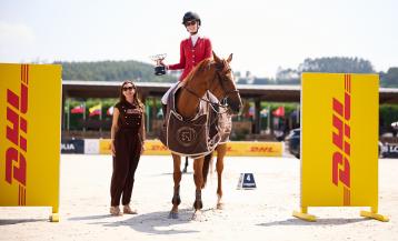 Miriam Gagna, CEO de DHL Express en España, junto a Nirvana Hank Amaya, ganadora del Gran Premio DHL