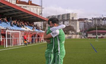 Dos jugadores del Ural se abrazan tras un gol ante el Relámpago la pasada temporada en Primera Futgal