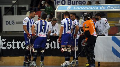 Lorenzo Pastor, técnico del Alcoi, se dirige a sus jugadores durante un tiempo muerto | Pedro Puig