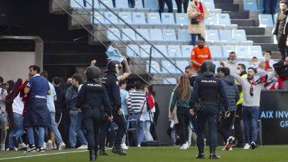 Los antidisturbios tuvieron que intervenir tras la invasión de campo en el encuentro entre Celta B y Deportivo @Alfaqui (25)