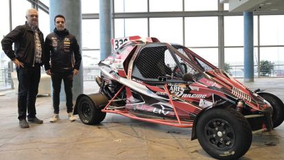 Manel Castrillón e Iván Ares, con uno de los carcross @Javier Alborés