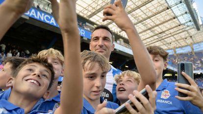 La afición deportivista se rindió a Scaloni (20)