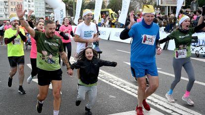 San Silvestre Coruña 2023 Alfonso Rueda entra en meta con los Marines Enki @Pedro Puig (169)