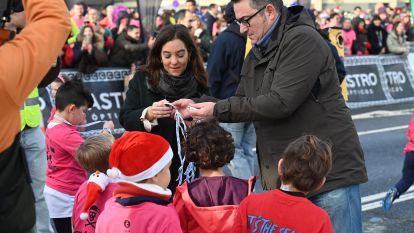 San Silvestre Coruña 2023 Inés Rey y Alberto Torres entregan las medallas infantiles @Pedro Puig