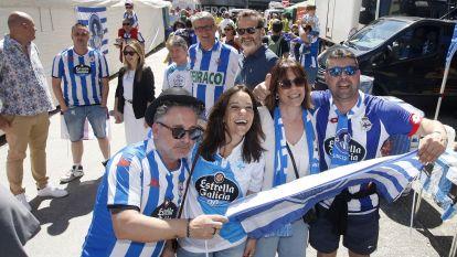 La alcaldesa, con otros aficionados del Depor @Quintana