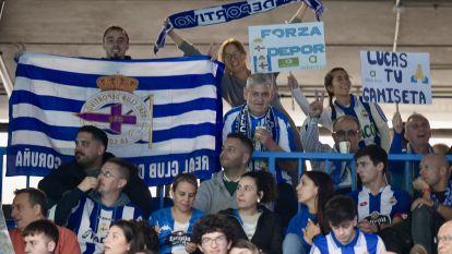 La afición apoyó al Depor en Riazor ante el Eldense @Javier Alborés (18)