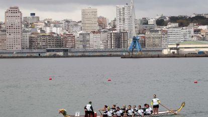 Primera regata de piragüismo que organiza el Real Club Náutico de La Coruña en su centenaria historia (2)