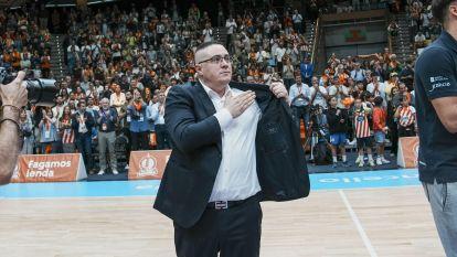 Diego Epifanio, despidiéndose de la afición en su último partido como entrenador del Básquet Coruña @Carlota Blanco (1)
