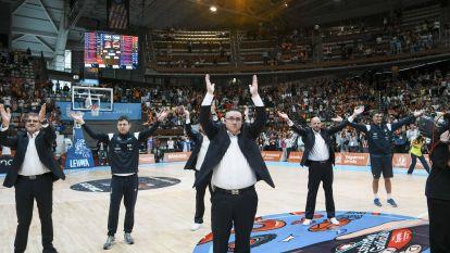 Diego Epifanio, despidiéndose de la afición en su último partido como entrenador del Básquet Coruña @Carlota Blanco (3)