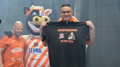 Epi, celebrando el ascenso en la fan zone de Riazor @Javier Alborés