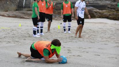 El Liceo se entrena en la playa de Riazor FOTO Patricia G. Fraga (2)