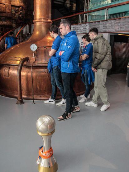 El campeón de la LEB Oro visitó las instalaciones del Museo de EStrella Galicia (22)