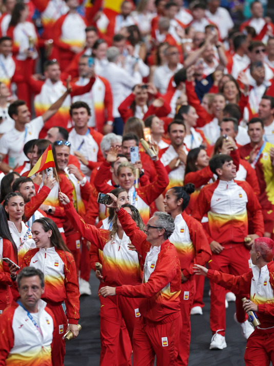 Atletas y personal de España se suman al desfile en el estadio