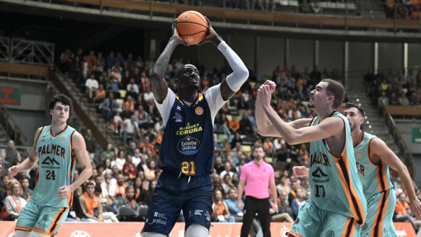 Acción de Ilimane Diop en el duelo ante el Palmer en el Coliseum