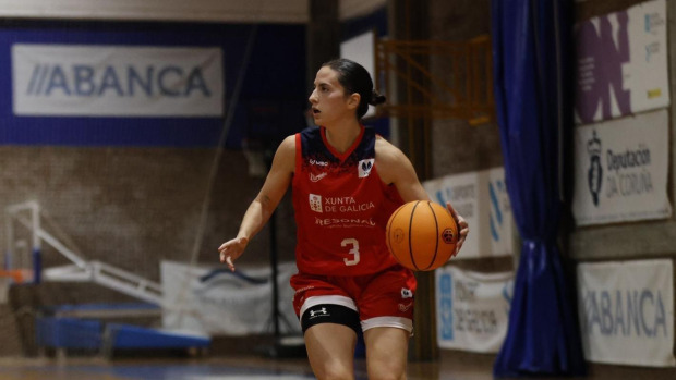 Nuria Ríos maneja el balón durante un partido de esta temporada