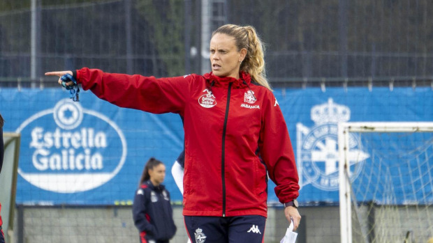 Irene Ferreras dirige un entrenamiento del Deportivo en la 2024-25
