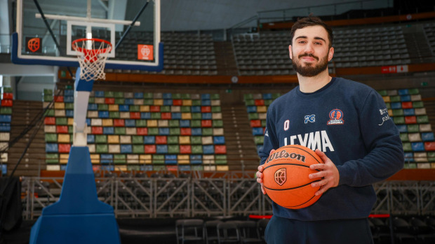 Dídac Cuevas posa para esta entrevista sobre la pista del Coliseum