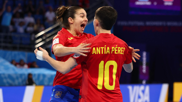 Ale de Paz y Antía Pérez celebran el 0-1
