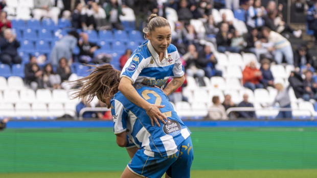Ainhoa Marín es levantada por Samara Ortiz tras anotar un gol en el Dépor-Granada en Riazor