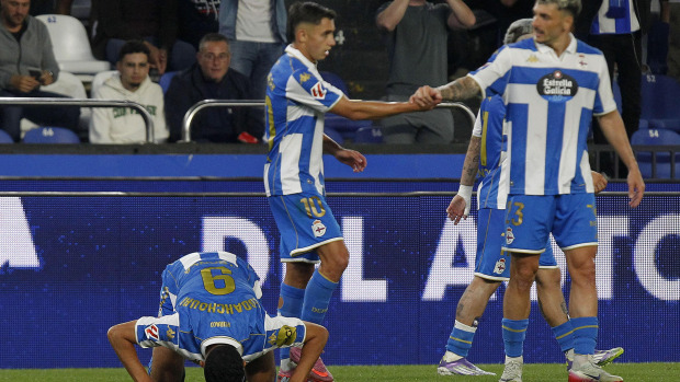 Eddahchouri, Yeremay y Ximo Navarro celebran un gol al Huesca