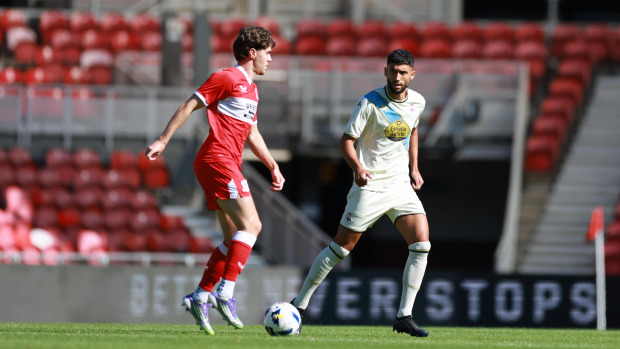 Eddahchouri presiona a Hayden Hackney durante el Middlesbrough-Deportivo del 2 de agosto del pasado año en el Riverside Stadium