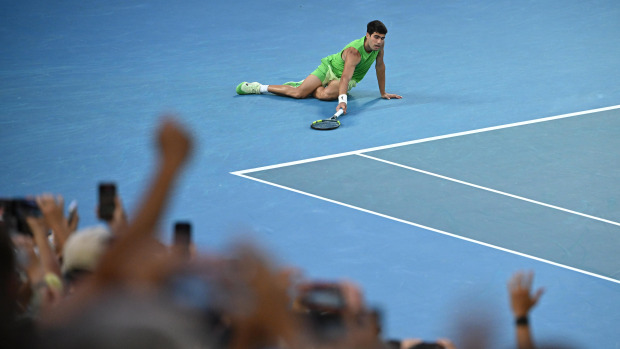 Carlos Alcaraz se dejó caer en la pista tras el último punto contra Zverev