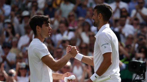 Alcaraz saluda a Djokovic tras ganarle la final de Wimbledon 2024
