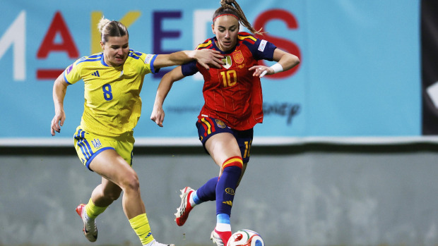 La exjugadora del Dépor femenino, Athenea del Castillo, conduce el balón durante el duelo entre España y Ucrania disputado este sábado en Turquía
