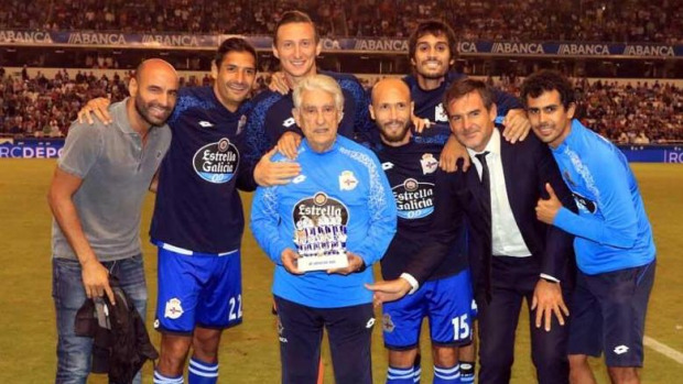Juan Hermida posa con el regalo del club cuando lo homenajeó en los prolegómenos del primer partido de la Liga 2016-17 ante el Eibar