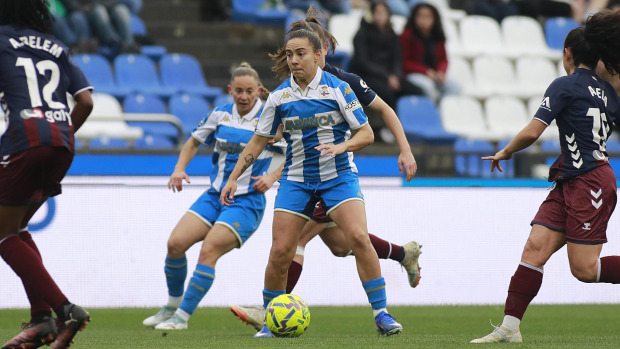 Espe Pizarro controla el esférico rodeada de jugadoras del Eibar