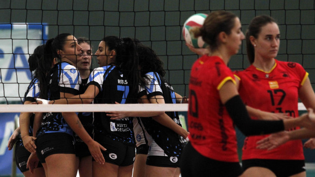 Las jugadoras del Zalaeta celebran un punto conseguido ante el Leganés