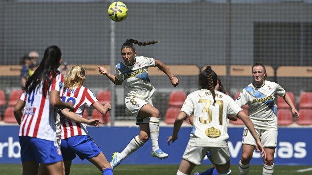 Olaya cabecea el esférico en el encuentro entre Atlético de Madrid y Deportivo