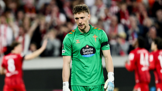 El portero del Celta Ionut Radu se lamenta tras recibir el segundo de los tres goles que encajó en el partido de ida de los cuartos de final de la Europa League en campo del Friburgo alemán