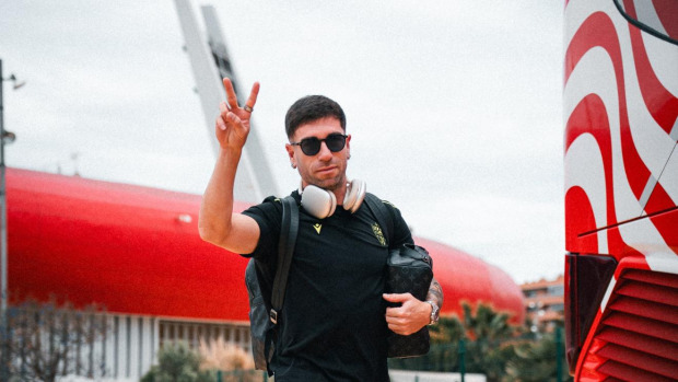 El delantero del Almería Adrián Embarba, antes de subir al autobús del Almería ayer, rumbo a Granada, donde su equipo juega esta tarde