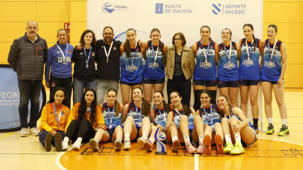 La plantilla naranja posa con la medalla lograda en Lugo