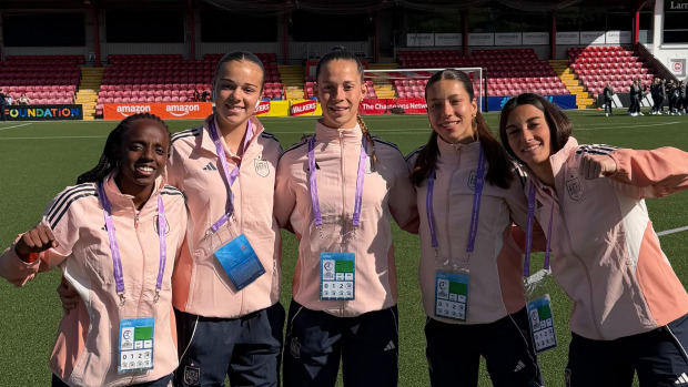 Antía Veiga (c) antes del debut en el Europeo sub-17