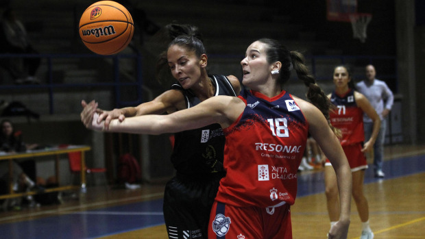 Acción de la colegial Sonia Bra en un partido de la Copa Galicia contra el Cortegada  arousano