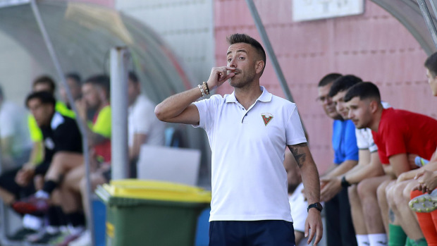 Pery López en el banquillo de A Grela durante el partido ante el Victoria