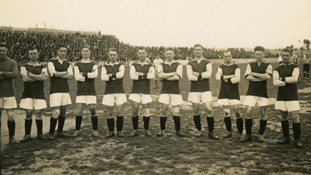 Equipo del West Ham en su primer partido contra el Deportivo. De izquierda a derecha, Hufton, Hebden, Collins, Bill Ruffell, Yews, Hodgson, Carter, Barrett, Moore, Campbell y Jimmy Ruffell
