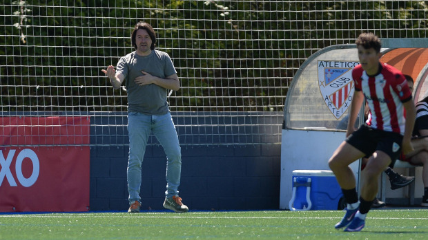 Secho Martínez, entrenador del Compostela, durante el partido de ida contra el Arteixo de la final gallega por el ascenso a Segunda RFEF