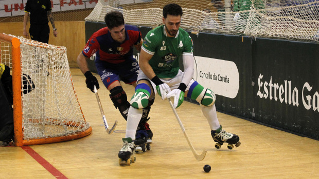 Nuno Paiva conduce la bola defendido por Marc Carol en el segundo partido de la final entre el Liceo y el Igualada disputado en el Palacio