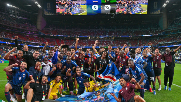 Los jugadores de Cabo Verde celebran junto a sus compatriotas su clasificación para dieciseisavos de final tras el empate sin goles ante Arabia Saudí en Houston